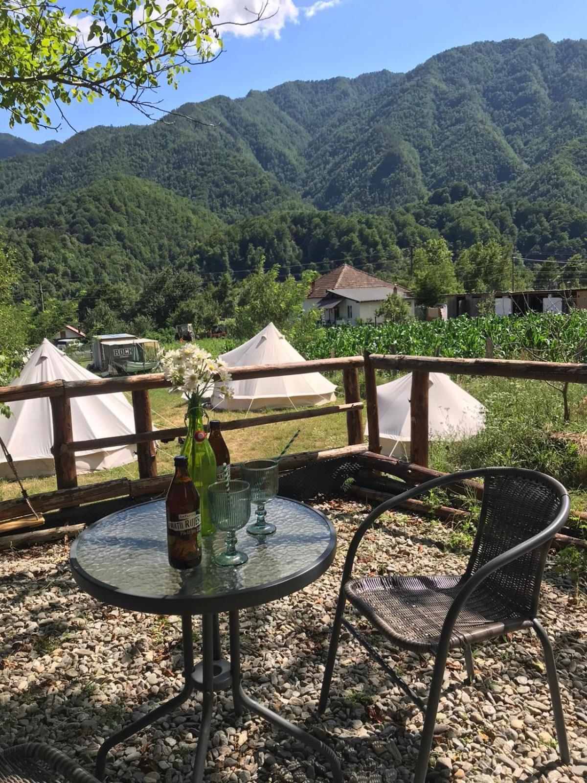 Luna Rock Glamping Brezoi - Blue Scai Hotell Exteriör bild